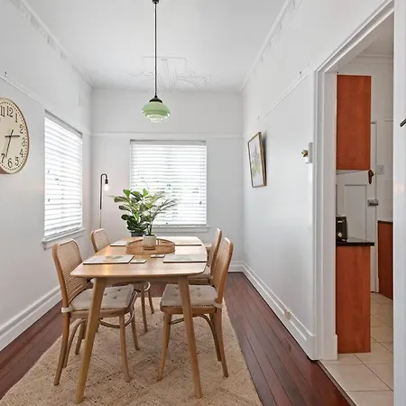 Art Deco In Ascot! ~ 2 Bed / 1 Bath / 1 Car Apartment