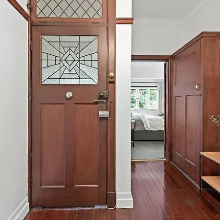 Art Deco In Ascot! ~ 2 Bed / 1 Bath / 1 Car Brisbane