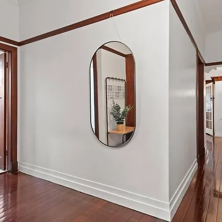Art Deco In Ascot! ~ 2 Bed / 1 Bath / 1 Car *
