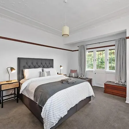 Art Deco In Ascot! ~ 2 Bed / 1 Bath / 1 Car