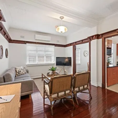 Apartment Art Deco In Ascot! ~ 2 Bed / 1 Bath / 1 Car *