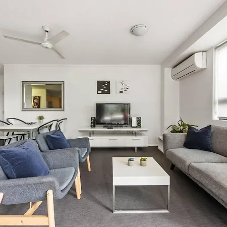 Apartment Living - 10mins Cbd - 2bed / 2bath / 1car