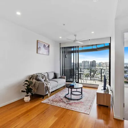 Apartment Homely 1-bedroom With Parking And Wifi