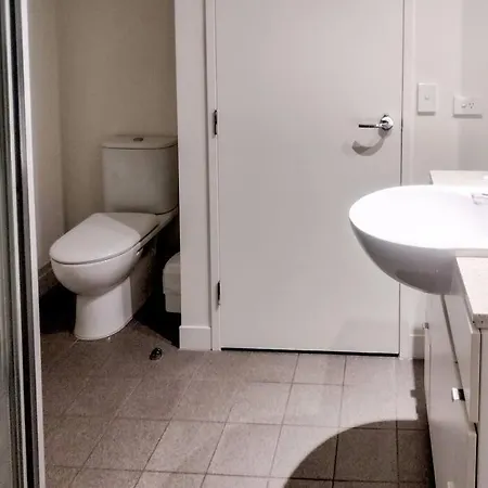 Location! Inner City 1b1b Apt W/pool,gym, Sauna