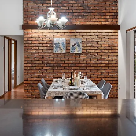 Holiday home Vintage Elegance Morden Comfort 5brhouse Robertson Brisbane