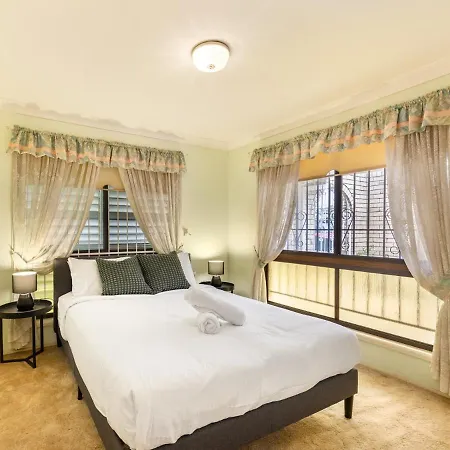 Steps From Mall Super Convenient 3br Cozy House Holiday home Brisbane