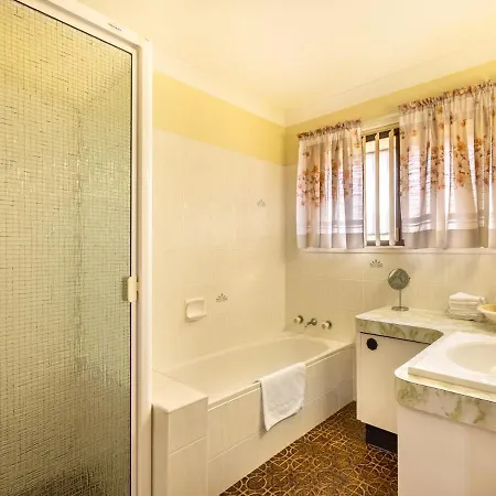 Holiday home Steps From Mall Super Convenient 3br Cozy House *