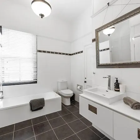 Contemporary Character! 3bed/1.5bath/1car~new Farm *