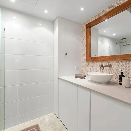 Sublime Simplicity! ~1bed/study/1bath/balcony/1car