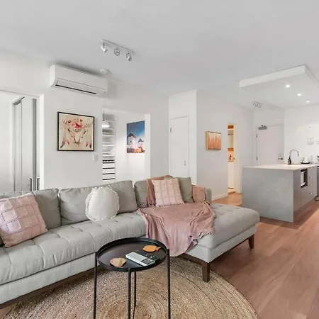 Sublime Simplicity! ~1bed/study/1bath/balcony/1car Apartment Brisbane
