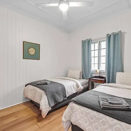 Holiday home Nan's House! 2bed, 1bath, 1car ~ East