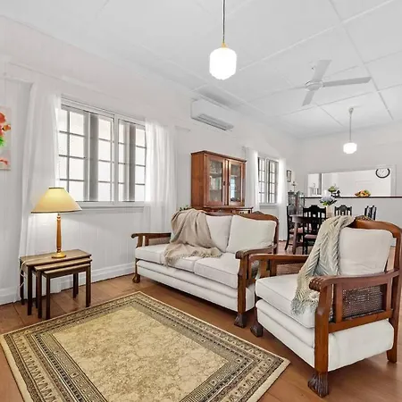 Holiday home Nan's House! 2bed, 1bath, 1car ~ East Brisbane