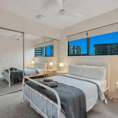 South Bank Stunner! ~ 3 Bed/2 Bath/1car/views Apartment *