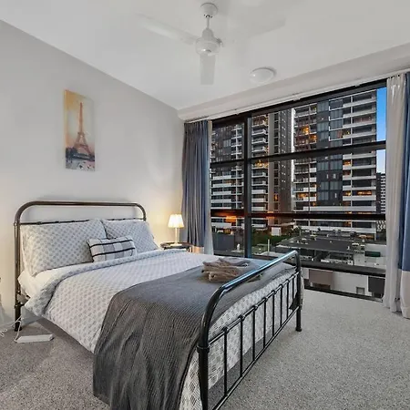 South Bank Stunner! ~ 3 Bed/2 Bath/1car/views