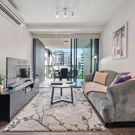 South Bank Styling! ~ 1bed, 1bath, 1car, Balcony *