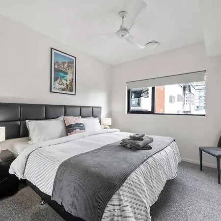 South Bank Styling! ~ 1bed, 1bath, 1car, Balcony