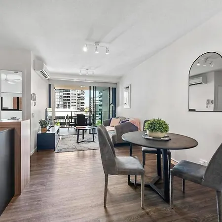 South Bank Styling! ~ 1bed, 1bath, 1car, Balcony Apartment *
