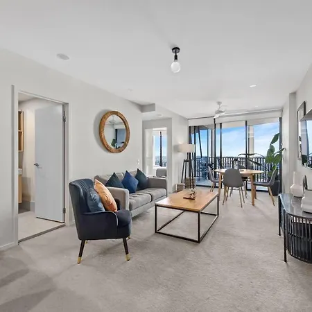 Floor! 2bed/2bath/1car/pool ~ Views ~ Cbd Apartment