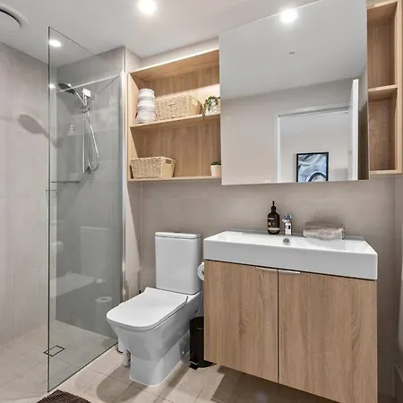 Floor! 2bed/2bath/1car/pool ~ Views ~ Cbd Apartment *