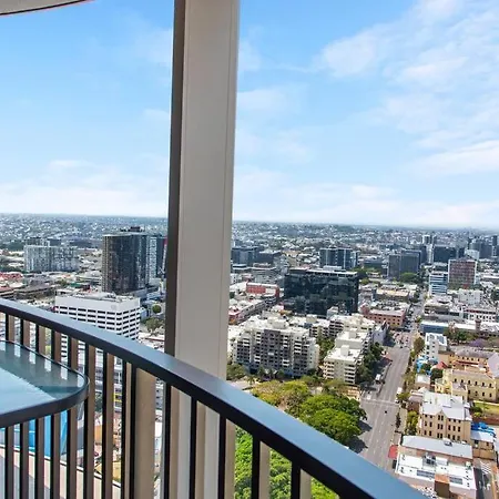 Floor! 2bed/2bath/1car/pool ~ Views ~ Cbd Apartment