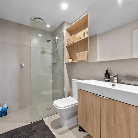 Floor! 2bed/2bath/1car/pool ~ Views ~ Cbd * Brisbane