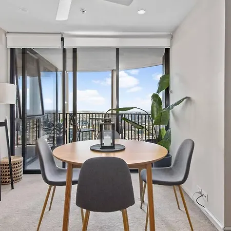 Floor! 2bed/2bath/1car/pool ~ Views ~ Cbd Apartment