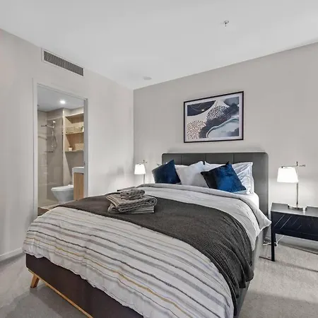 Floor! 2bed/2bath/1car/pool ~ Views ~ Cbd