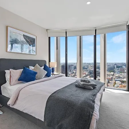 Apartment Floor! 2bed/2bath/1car/pool ~ Views ~ Cbd