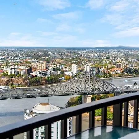Floor! 2bed/2bath/1car/pool ~ Views ~ Cbd