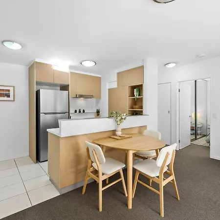 Away From Home! 2bed/1bath/car/pool~2kms Cbd * Brisbane