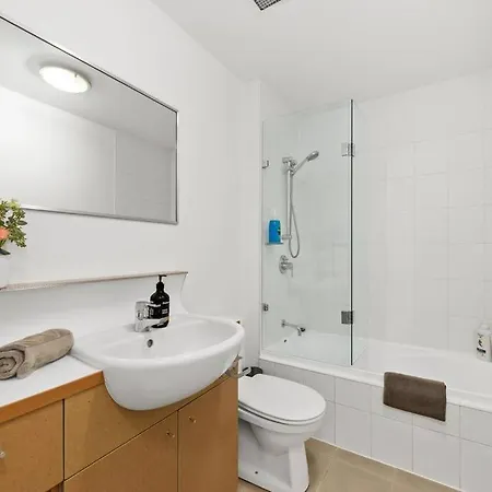 Away From Home! 2bed/1bath/car/pool~2kms Cbd * Brisbane