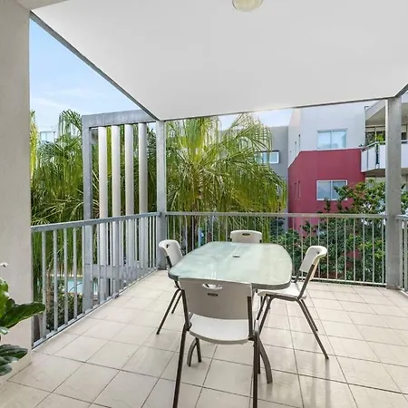 Away From Home! 2bed/1bath/car/pool~2kms Cbd Apartment