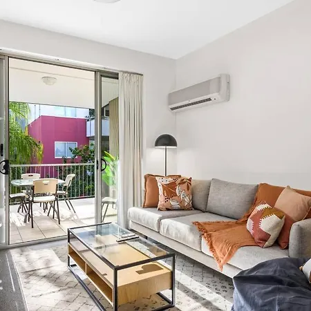 Away From Home! 2bed/1bath/car/pool~2kms Cbd