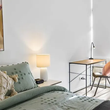 Away From Home! 2bed/1bath/car/pool~2kms Cbd Brisbane