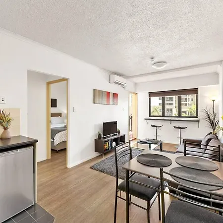 2 Seconds To…everything! 1bed/1bath/1car/cbd Views *