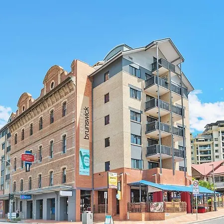 2 Seconds To…everything! 1bed/1bath/1car/cbd Views