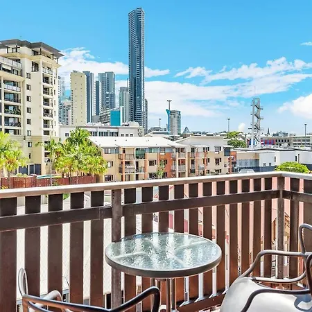 Apartment 2 Seconds To…everything! 1bed/1bath/1car/cbd Views *
