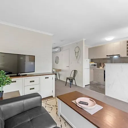 Apartment Hidden Away In New Farm ~ 1 Bed/1 Bath/1 Car Brisbane