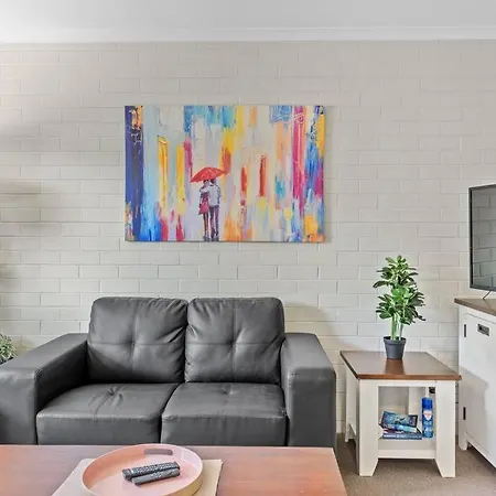 Hidden Away In New Farm ~ 1 Bed/1 Bath/1 Car * Brisbane