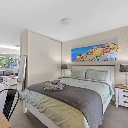 Apartment Hidden Away In New Farm ~ 1 Bed/1 Bath/1 Car