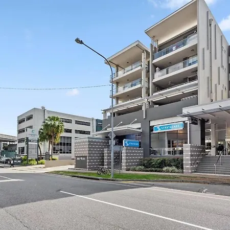 Prime Position! 3bed/2bath/1car ~ 10mins To Cbd Apartment *