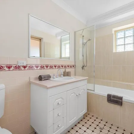 Bright & Breezy ~ 2 Bed/2 Bath /1 Car/ Views! Apartment Brisbane
