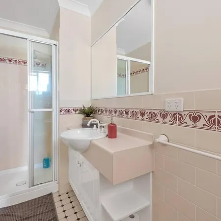 Apartment Bright & Breezy ~ 2 Bed/2 Bath /1 Car/ Views!