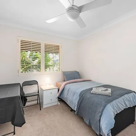 Bright & Breezy ~ 2 Bed/2 Bath /1 Car/ Views! * Brisbane