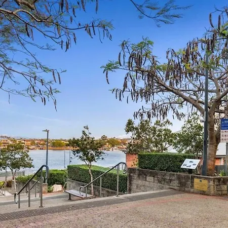 Quiet & Spacious! 1bed/1bath/study/1car~ Teneriffe Brisbane