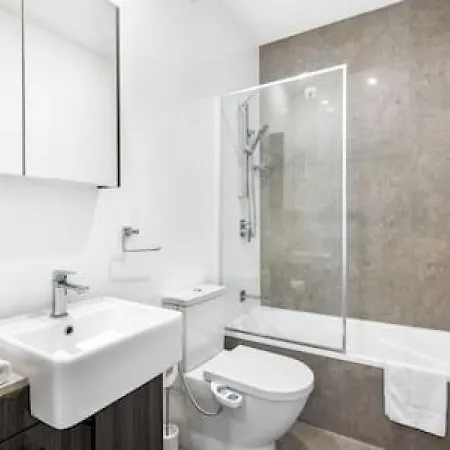 Of Toowong Neat Near Station Apartment