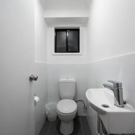 Relaxation 2br/1.5ba House W Parking Near Brisbane