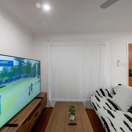 Holiday home 3br15ba House W Parking Close To Eastwood M8