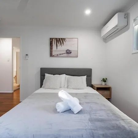 3br15ba House W Parking Close To Eastwood M8 Holiday home