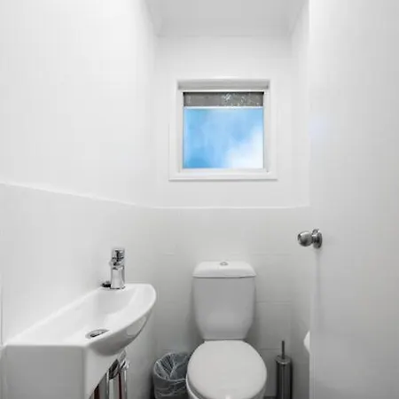 3br15ba House W Parking Close To Eastwood M8 Holiday home *